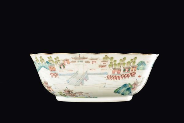 Coppa in porcellana policroma con raffigurazione di città e iscrizioni, Cina, marca e del periodo Guangxu (1875-1908)