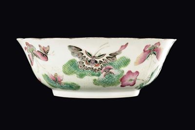 Coppa in porcellana policroma con decorazione di farfalle e fiori, Cina, Dinastia Qing, XIX secol...