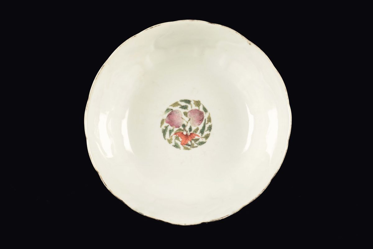Coppa in porcellana policroma con decorazione di farfalle e fiori, Cina, Dinastia Qing, XIX secol...