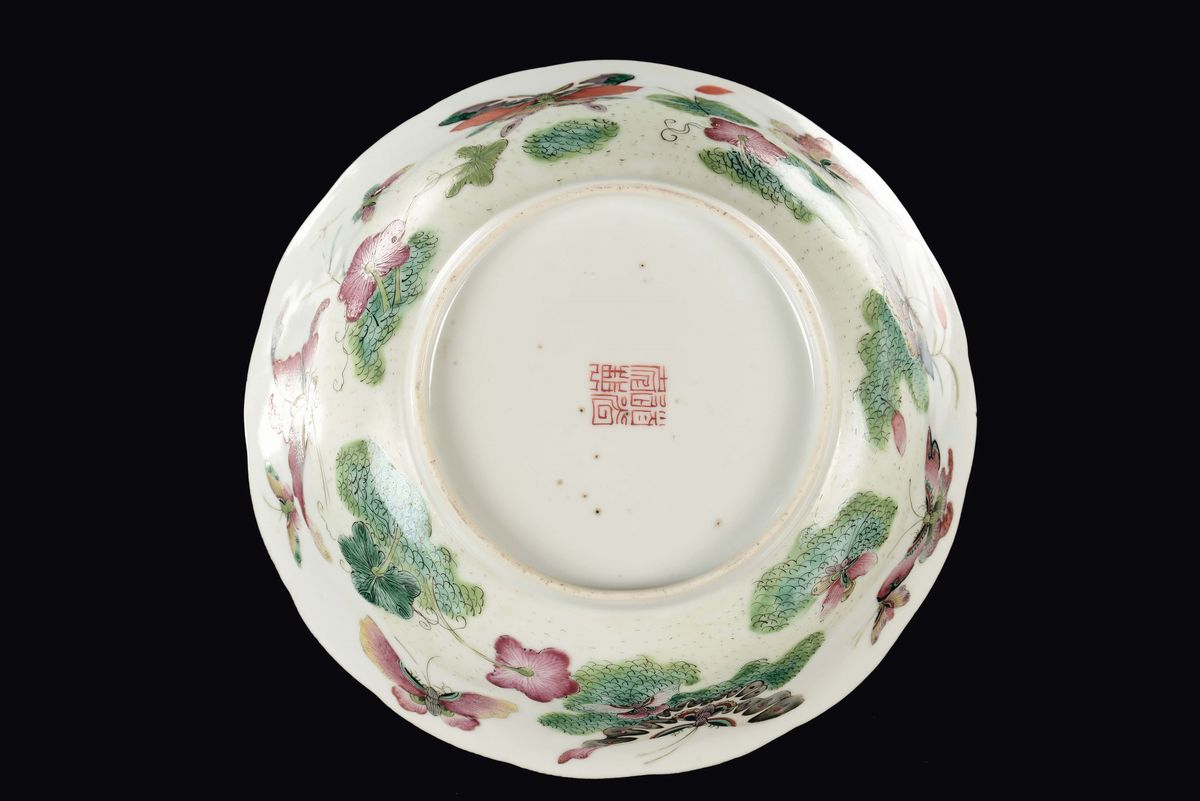 Coppa in porcellana policroma con decorazione di farfalle e fiori, Cina, Dinastia Qing, XIX secol...