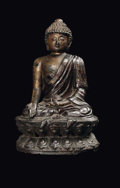 Figura di Buddha, Cina, Dinastia Ming, XVII secolo, bronzo con tracce di doratura, cm 22