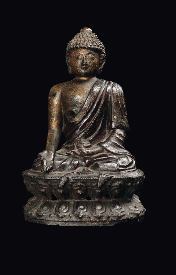 Figura di Buddha in bronzo con tracce di doratura seduto su doppio fiore di loto, Cina, Dinastia Ming, XVII secolo