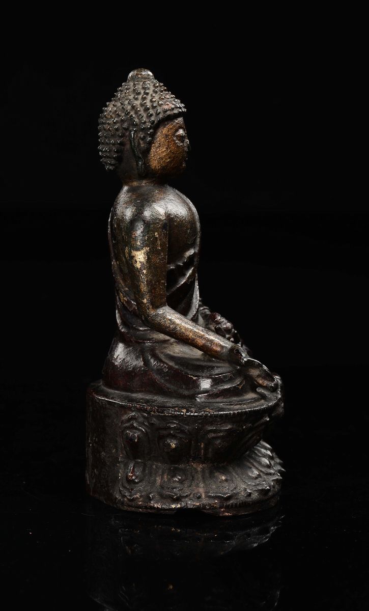 Figura di Buddha, Cina, Dinastia Ming, XVII secolo, bronzo con tracce di doratura, cm 22