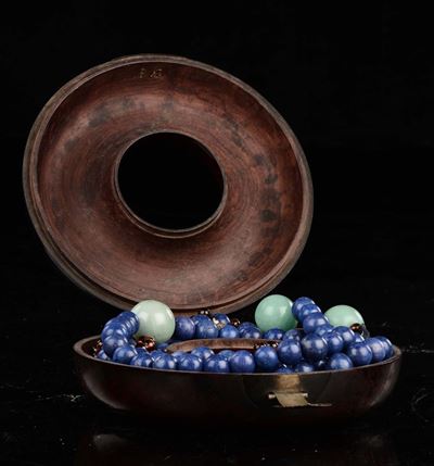 Collana a sferette da preghiera in lapis e giada verde mela, Cina, Dinastia Qing, XIX secolo, con...