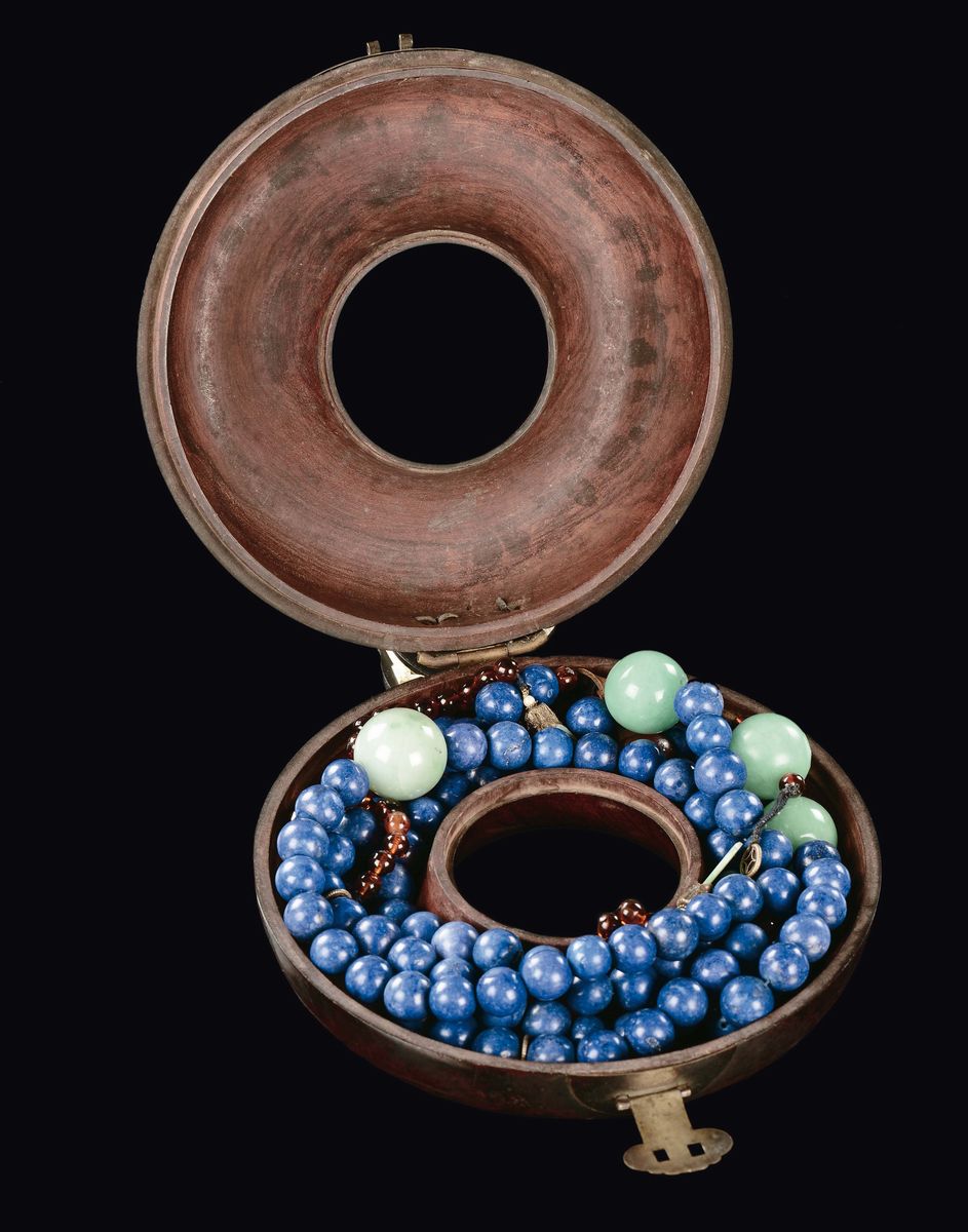 Collana a sferette da preghiera in lapis e giada verde mela, Cina, Dinastia Qing, XIX secolo, con...