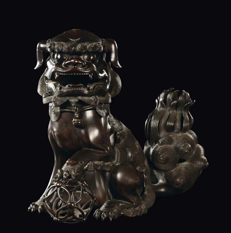 Incensiere in bronzo raffigurante cane di Pho con palla, Cina, Dinastia Qing, epoca Qianlong (1736-1795)  - Asta Fine Chinese Works of Art - II - Cambi Casa d'Aste