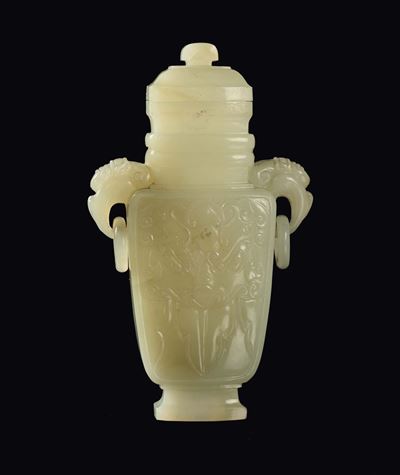 Vaso in giada bianca Celadon con coperchio e anse ad anelli a guisa di testa di elefante, Cina, D...