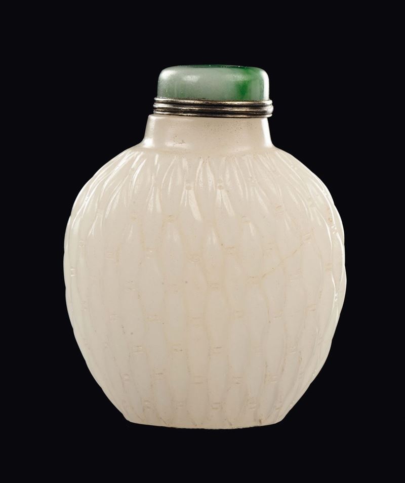 An embossed white jade snuff bottle with jadeite stopper, China, Qing Dynasty, 19th century  - Auction Fine Chinese Works of Art - II - Cambi Casa d'Aste