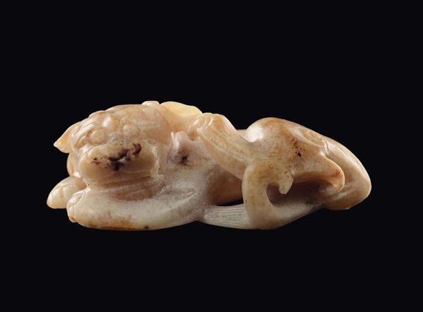 Figura di cane di Pho scolpito in giada bianca e russet, Cina, Dinastia Ming, XVII secolo