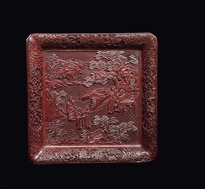 Piatto in lacca rossa con incisione di Guanyin e dignitari entro giardino, Cina, Dinastia Qing, XIX secolo  - Asta Fine Chinese Works of Art - II - Cambi Casa d'Aste