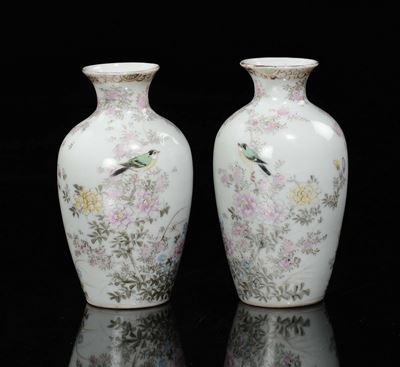 Coppia Vasetti in Porcellana Policroma con Fiori e Passeri, Cina, XX Secolo