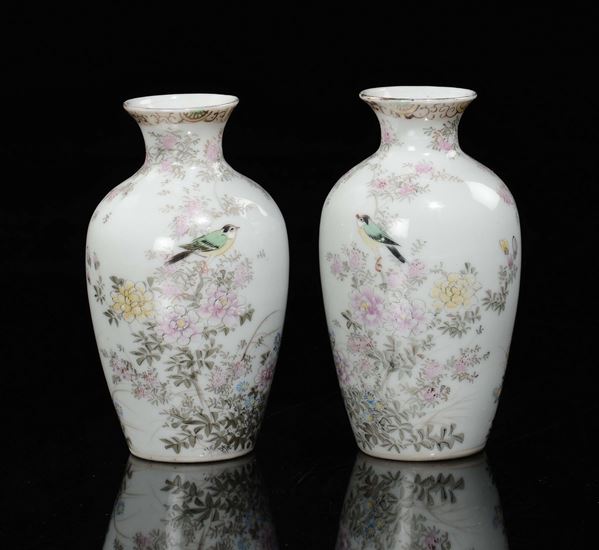 Coppia vasetti in porcellana policroma con fiori e passeri, Cina, XX secolo