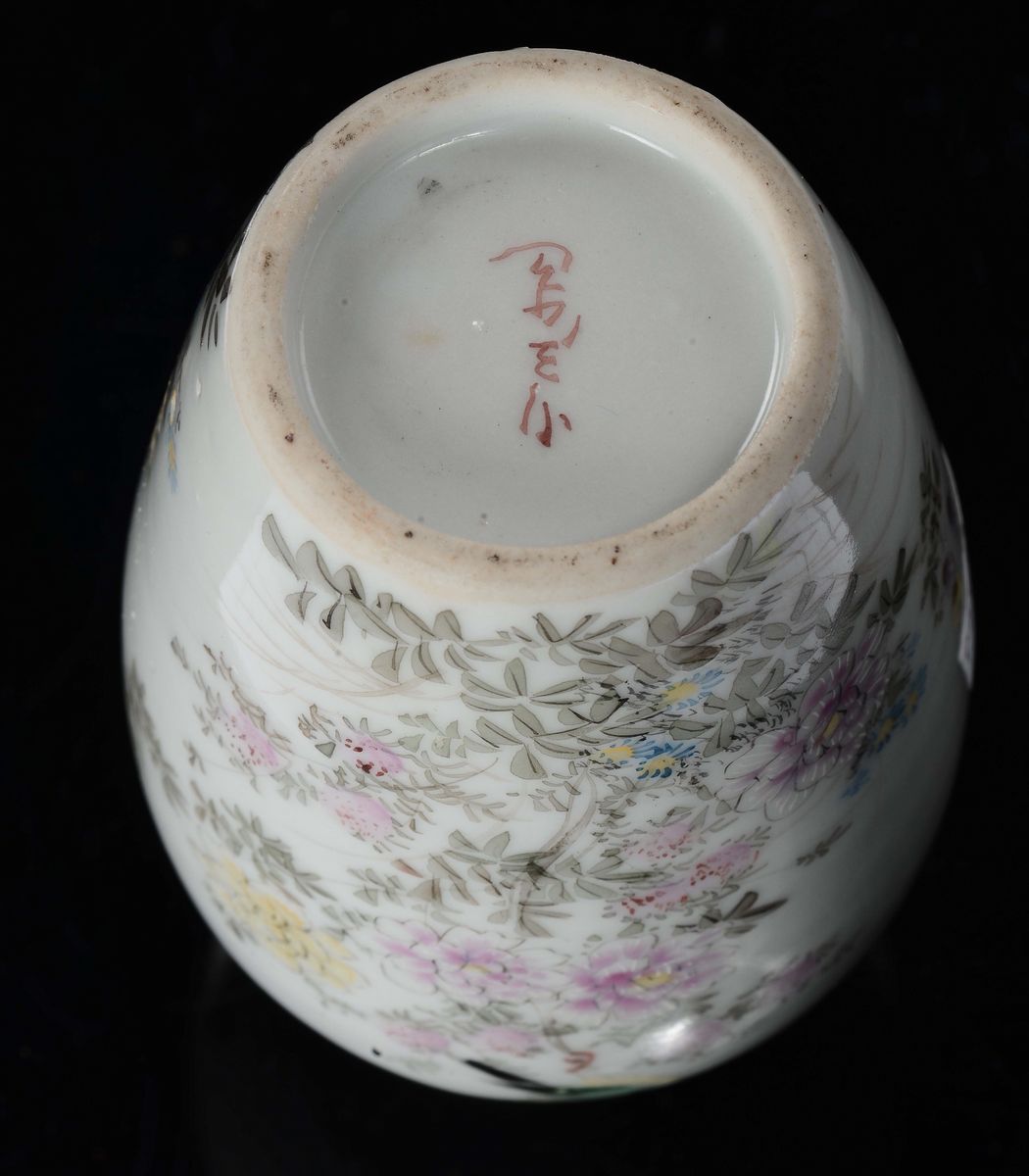 Coppia Vasetti in Porcellana Policroma con Fiori e Passeri, Cina, XX Secolo