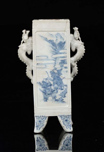 Vaso a Base Quadrata in Porcellana Bianca e Blu Hirado con Samurai, Giappone, Epoca Meiji, XIX Se...