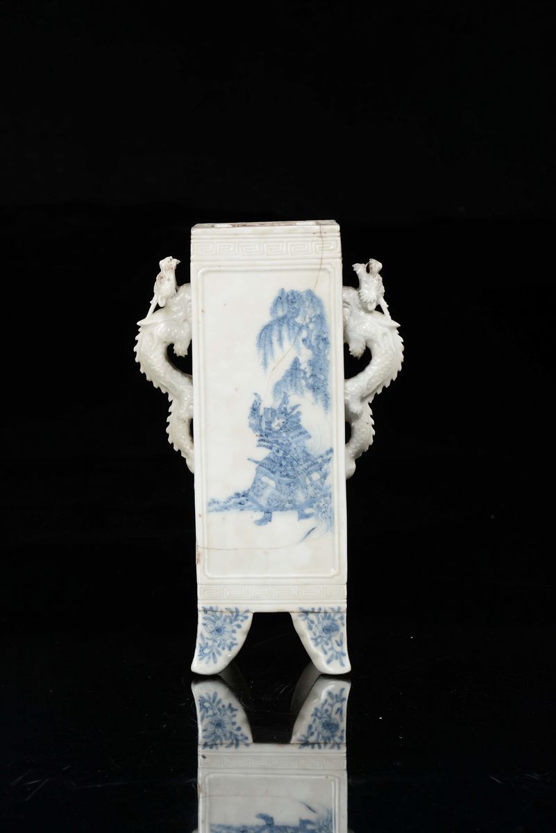 Vaso a Base Quadrata in Porcellana Bianca e Blu Hirado con Samurai, Giappone, Epoca Meiji, XIX Se...