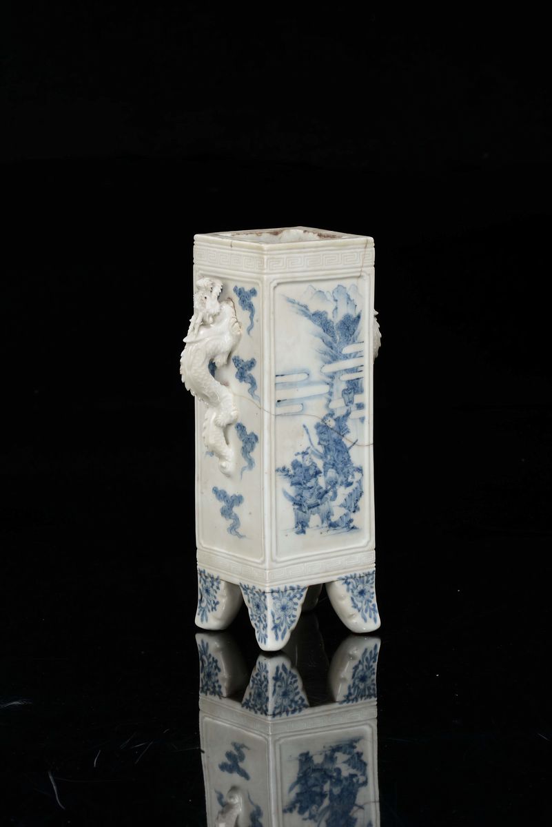Vaso a Base Quadrata in Porcellana Bianca e Blu Hirado con Samurai, Giappone, Epoca Meiji, XIX Se...