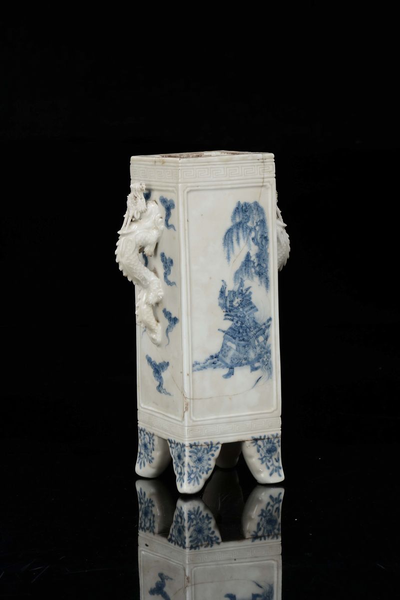 Vaso a Base Quadrata in Porcellana Bianca e Blu Hirado con Samurai, Giappone, Epoca Meiji, XIX Se...
