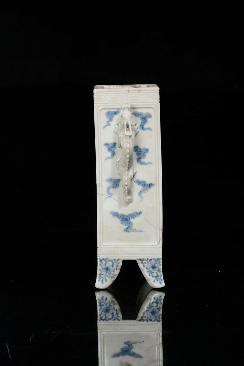 Vaso a Base Quadrata in Porcellana Bianca e Blu Hirado con Samurai, Giappone, Epoca Meiji, XIX Se...