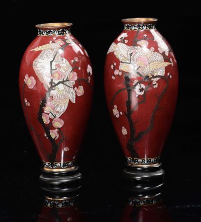 Coppia di Vasetti in Cloisonné a Fondo Rosso con Uccelli e Fiori, Giappone, Epoca Meiji, XIX Seco...