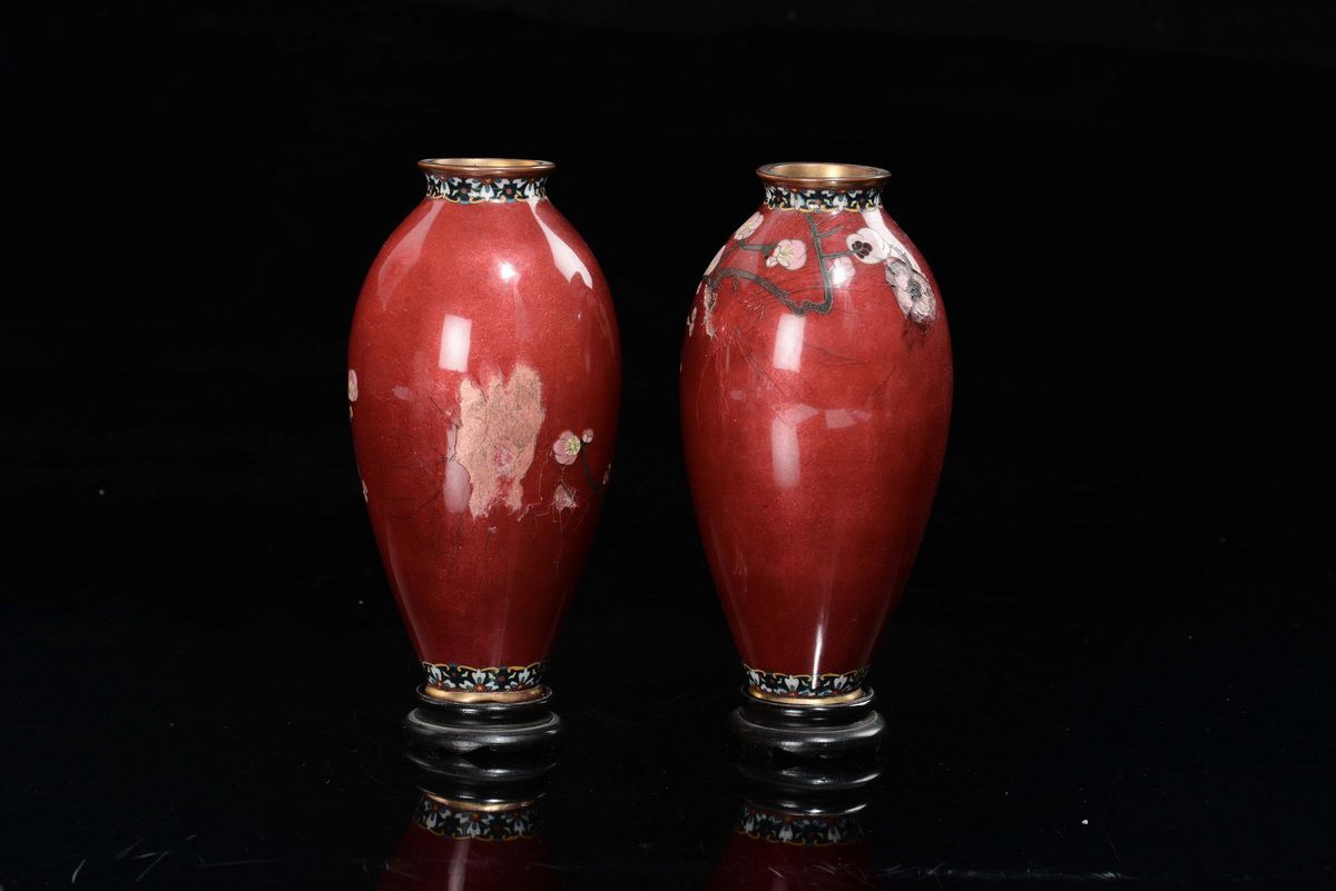 Coppia di Vasetti in Cloisonné a Fondo Rosso con Uccelli e Fiori, Giappone, Epoca Meiji, XIX Seco...
