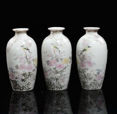 Tra Vasetti in Porcellana Policroma con Fiori di Ciliegio, Cina, XX Secolo