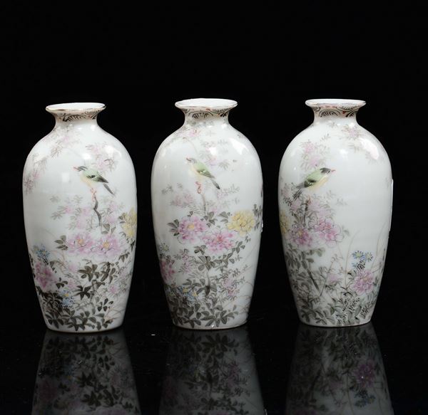Tra vasetti in porcellana policroma con fiori di ciliegio, Cina, XX secolo