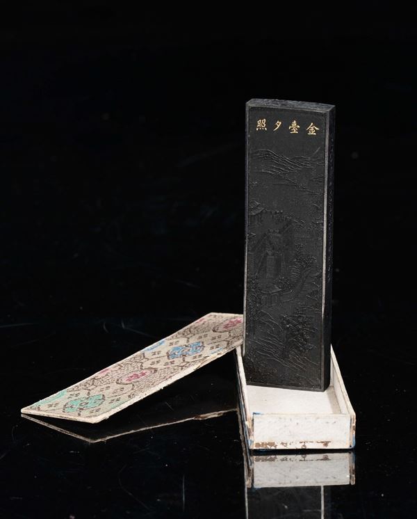 Una piccola placchetta in inchiostro con paesaggio e ideogrammi, Cina, XX secolo