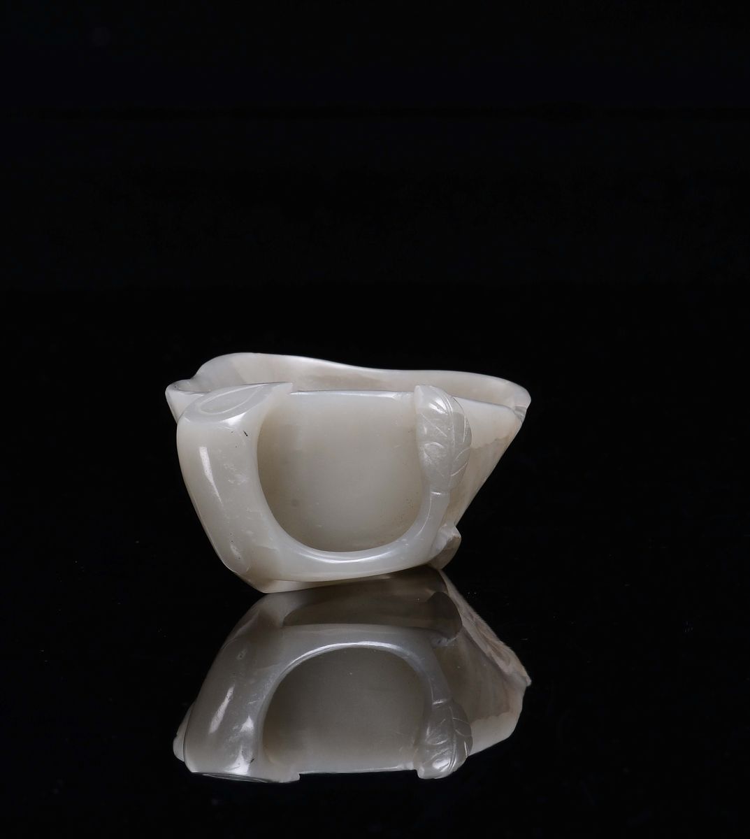 Cina, Piccolo sciacquapennelli in giada bianca Celadon con manico scolpito a guisa di ramo, Dinas...