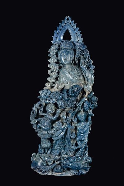 Figura di Guanyin in lapislazzulo con fanciulli, Cina, XX secolo