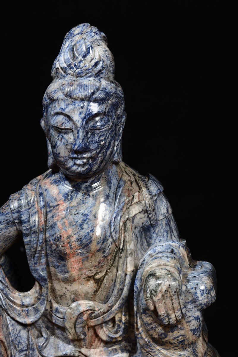 Guanyin, Grande figura seduta in lapislazzulo con russet, Cina, XX secolo