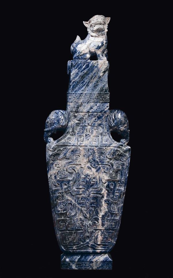 Importante vaso in lapislazzulo con coperchio sormontato da cane di Pho, Cina, XX secolo