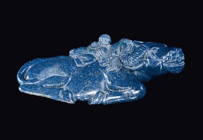 Scultura in lapislazzulo raffigurante un bufalo sdraiato con bambino sul dorso, Cina, Dinastia Qi...