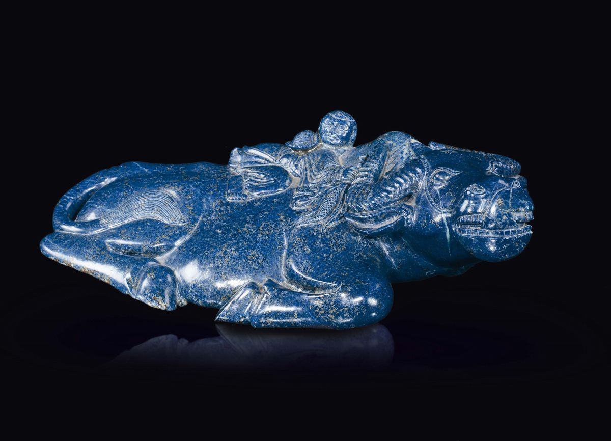 Scultura in lapislazzulo raffigurante un bufalo sdraiato con bambino sul dorso, Cina, Dinastia Qi...