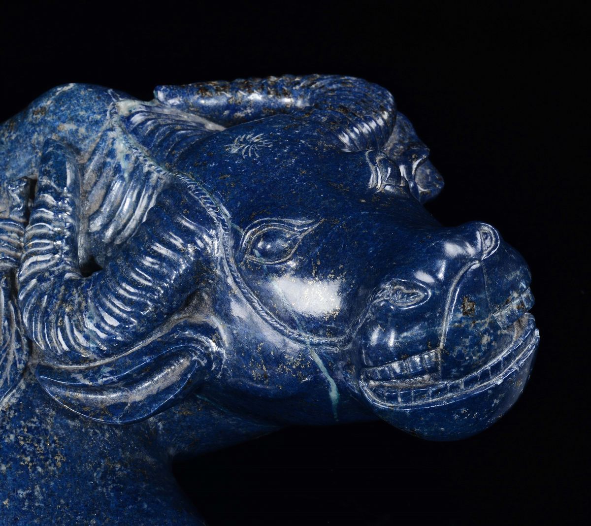 Scultura in lapislazzulo raffigurante un bufalo sdraiato con bambino sul dorso, Cina, Dinastia Qi...