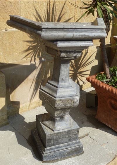 Acquasantiera in Marmo Grigio