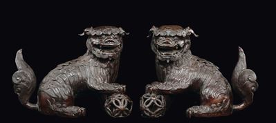 Coppia di cani di Pho, bronzo, Cina, Dinastia Qing, epoca Qianlong (1736-1795), cm 23x30