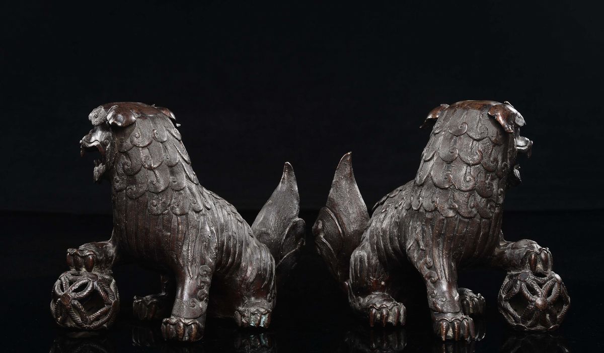 Coppia di cani di Pho, bronzo, Cina, Dinastia Qing, epoca Qianlong (1736-1795), cm 23x30