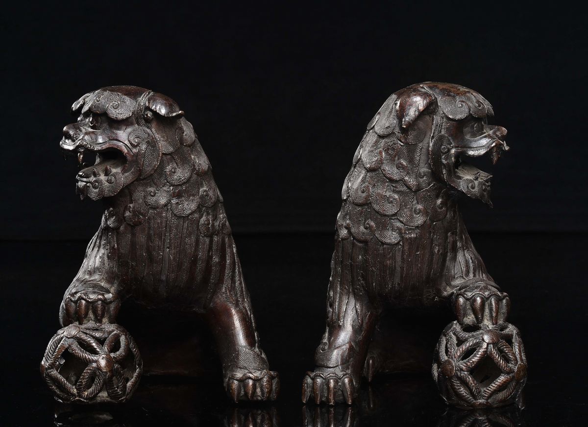 Coppia di cani di Pho, bronzo, Cina, Dinastia Qing, epoca Qianlong (1736-1795), cm 23x30