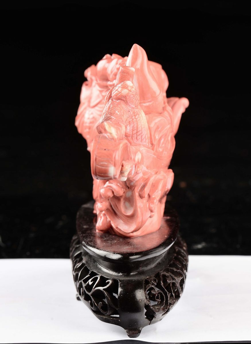 Scultura in Corallo Raffigurante Pescatore su Barca e Pesce, Cina, Dinastia Qing, Fine XIX Secolo
