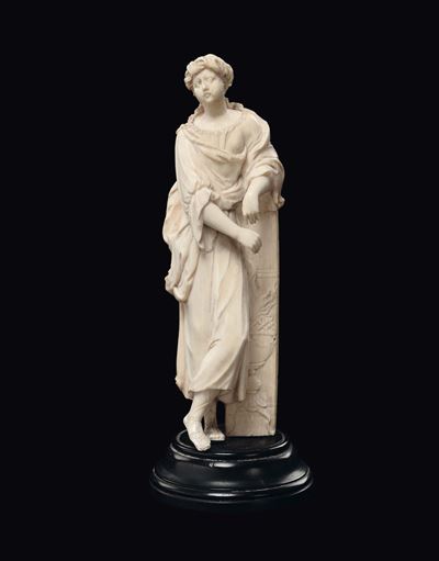 Scultura in Avorio Raffigurante Figura Femminile Classica, Forse una Vestale Appoggiata a Lesena,...