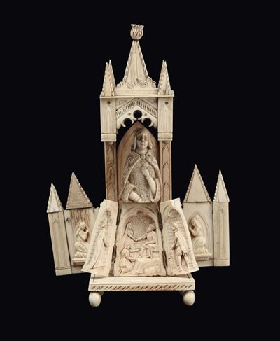 Composizione in Avorio Scolpito Raffigurante Figura Femminile Entro Tabernacolo con Cuspidi e Pin...