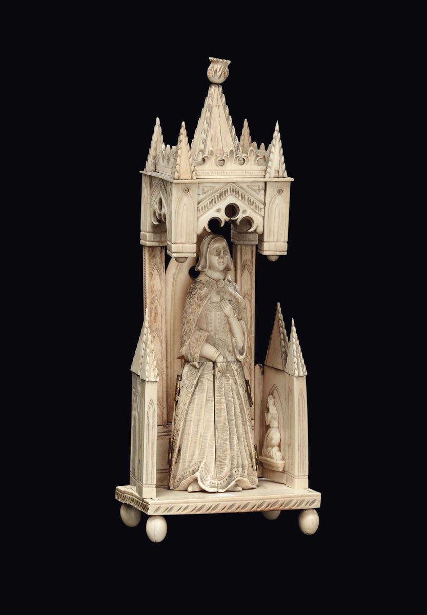 Composizione in Avorio Scolpito Raffigurante Figura Femminile Entro Tabernacolo con Cuspidi e Pin...