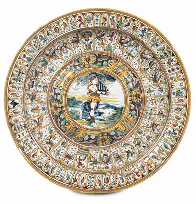 Grande Piatto in Maiolica Foggiato a Stampo, Deruta XVII Secolo