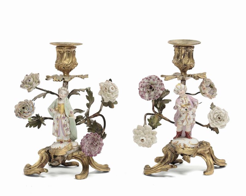 Coppia di candelieri in bronzo a due luci con statuine in porcellana policroma, Meissen XVIII secolo  - Asta Fine Art Selection - II - Cambi Casa d'Aste