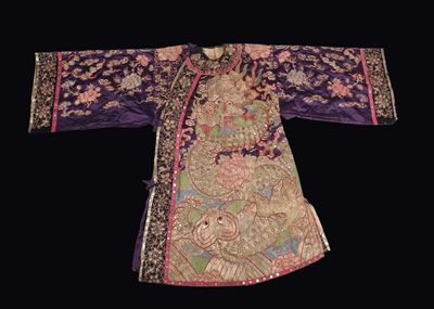Veste in seta, Cina, Dinastia Qing, inizio XX secolo, fondo viola con dragone dorato e specchiett...
