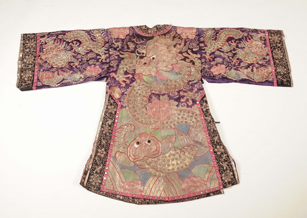 Veste in seta, Cina, Dinastia Qing, inizio XX secolo, fondo viola con dragone dorato e specchiett...