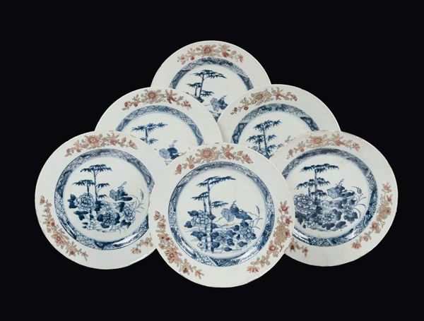 Sei piatti in porcellana policroma con decoro centrale bianco e blu di fiori e vasi e bordo con fiori oro, Cina, Dinastia Qing, epoca Qinalong (1736-1795)