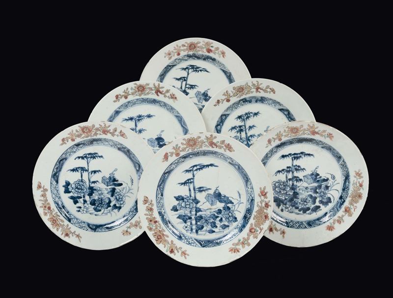 Sei piatti in porcellana policroma con decoro centrale bianco e blu di fiori e vasi e bordo con fiori oro, Cina, Dinastia Qing, epoca Qinalong (1736-1795)  - Asta Fine Chinese Works of Art - II - Cambi Casa d'Aste