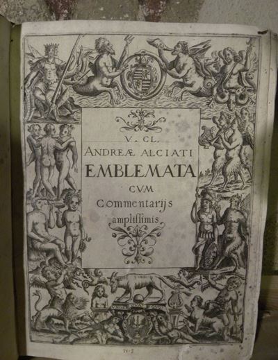 Andreae Alciatiemblemata Cum Commentariis Claudii Minois I.C. Francisci Sanctii Brocensis, & Noti...