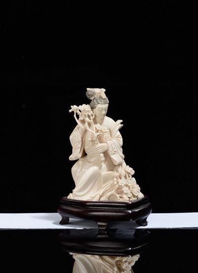 Guanyin con Ramo di Fiori in Avorio, Cina, Inizio XX Secolo